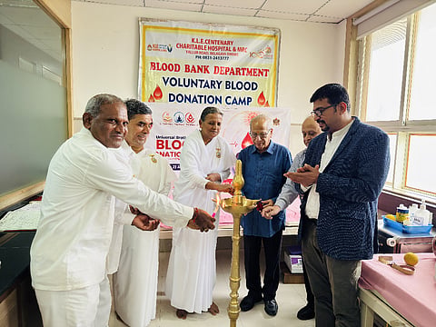 ಯಳ್ಳೂರ ರಸ್ತೆಯಲ್ಲಿನ ಕೆಎಲ್‌ಇ ಶತಮಾನೋತ್ಸವ ಚಾರಿಟಬಲ್ ಆಸ್ಪತ್ರೆಯಲ್ಲಿ ಭಾನುವಾರ ಜರುಗಿದ ರಕ್ತದಾನ ಶಿಬಿರವನ್ನು ನವೀನ್ ಎನ್. ಉದ್ಘಾಟಿಸಿದರು. ಬ್ರಹ್ಮಕುಮಾರಿ ವಿದ್ಯಾ, ಡಾ.ಅಶೋಕ ಅಲತಗಿ, ಡಾ.ಜೀವನ ಜೋಶಿ, ಮಹಾದೇವ ವಾಲಿಶೆಟ್ಟಿ ಇತರರಿದ್ದರು. 