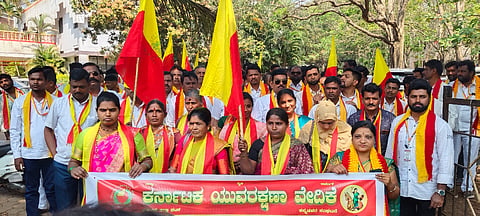 ಬೆಳಗಾವಿಯಲ್ಲಿ ಶುಕ್ರವಾರ ಸುಳೇಬಾವಿ ರೈಲ್ವೆ ಮೇಲ್ಸೇತುವೆ ಕೆಳಗಿನ ರಸ್ತೆ ದುರಸ್ತಿಗೆ ಆಗ್ರಹಿಸಿ ಪ್ರತಿಭಟಿಸಲಾಯಿತು.