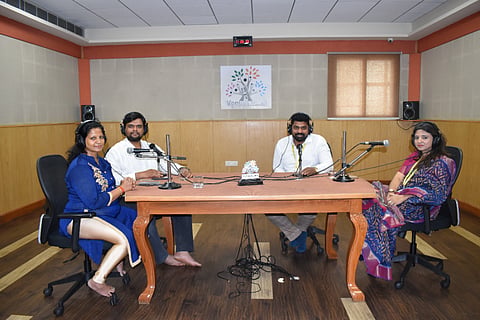 ಬೆಳಗಾವಿಯಲ್ಲಿ ಕೆಎಲ್‌ಇ ವೇಣುಧ್ವನಿ ಎಫ್‌ಎಂ ಕೇಂದ್ರ ದಲ್ಲಿ ಸೋಮವಾರ ಹಮ್ಮಿಕೊಂಡಿದ್ದ ಫೊನ್-ಇನ್‌ದಲ್ಲಿ ಡಾ.ವಿಲಾಸ ಪತ್ತಾರ ಮತ್ತು ಡಾ.ಶ್ರುತಿ ಕರ್ವೆಕರ್ ಮಾತನಾ ಡಿದರು. ಮನಿಷಾ ಪಿ.ಎಸ್. ಮಂಜುನಾಥ ಪೈ ಇದ್ದಾರೆ.