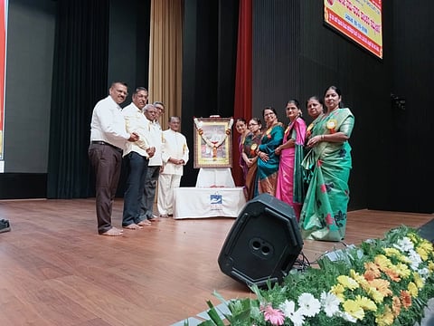 ಬೆಳಗಾವಿಯಲ್ಲಿ ಭಾನುವಾರ ಜರುಗಿದ ವೀರಶೈವ ಲಿಂಗಾಯತ ವಧು-ವರ ಪಾಲಕರ ಸಮ್ಮೇಳನ ಉದ್ಘಾನಟೆಯಲ್ಲಿ ಡಾ.ಎಫ್.ವಿ.ಮಾನ್ವಿ, ಎಂ.ಬಿ.ಝಿರಲಿ, ರತ್ನಪ್ರಭಾ ಬೆಲ್ಲದ, ಡಾ.ಗುರದೇವಿ ಹುಲ್ಲೆಪ್ಪನವರಮಠ ಇತರರು ಪಾಲ್ಗೊಂಡಿದ್ದರು. 