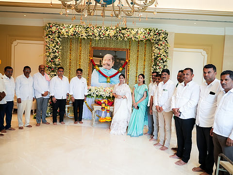 ಕೊಲ್ಲಾಪುರದ ಡಾ.ಡಿ.ವೈ.ಪಾಟೀಲ ನಿವಾಸಕ್ಕೆ ಭೇಟಿ ನೀಡಿದ ಶಾಸಕಿ ಲಕ್ಷ್ಮೀ ಹೆಬ್ಬಾಳ್ಕರ ಕುಟುಂಬದ ಸದಸ್ಯರಿಗೆ ಸಾಂತ್ವನ ಹೇಳಿದರು. ಸತೇಜ ಪಾಟೀಲ, ಮೃಣಾಲ ಹೆಬ್ಬಾಳ್ಕರ ಇತರರಿದ್ದರು.