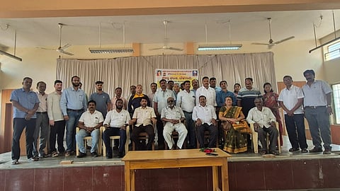 ಬೆಳಗಾವಿಯಲ್ಲಿ ಭಾನುವಾರ ಜರುಗಿದ ಅನುದಾನಿತ ಶಾಲಾ-ಕಾಲೇಜ್ ನೌಕರರ ಸಭೆಯಲ್ಲಿ ರಾಮು ಗುಗವಾಡ, ಬಸವರಾಜ ಹಳಿಂಗಳಿ, ಮುತ್ತುರಾಜ ಮತ್ತಿಕೊಪ್ಪ, ತಿಮ್ಮಪ್ಪ ಗಿರೆಪ್ಪನವರ, ರಾಜು ಪಾಟೀಲ ಇತರರಿದ್ದರು. 