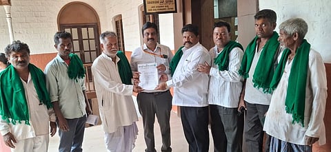 ಬೆಳಗಾವಿ ಜಿಲ್ಲೆಯ ಗ್ರಾಮೀಣ ಭಾಗದಲ್ಲಿ ನಡೆಯುತ್ತಿರುವ ನಿಯಮಬಾಹಿರ ಖರೀದಿ ತಡೆಗೆ ಆಗ್ರಹಿಸಿ ಅಪರ ಜಿಲ್ಲಾಧಿಕಾರಿಗೆ ಸೋಮವಾರ ಮನವಿ ಸಲ್ಲಿಸಲಾಯಿತು. 