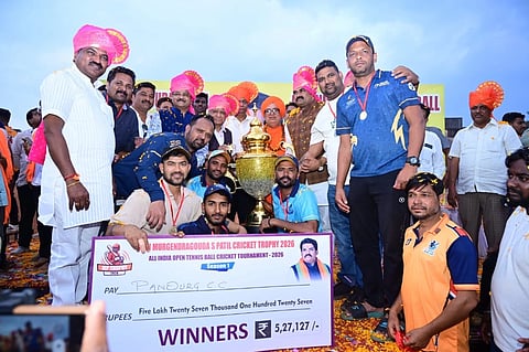 ಬೆಳಗಾವಿಯಲ್ಲಿ ಭಾನುವಾರ ವಿಜೇತ ತಂಡಕ್ಕೆ ಜಗದೀಶ ಶೆಟ್ಟರ, ಅಣ್ಣಾಸಾಹೇಬ ಜೊಲ್ಲೆ, ಸುಭಾಸ ಪಾಟೀಲ, ಚಂದ್ರಶೇಖರ ಶಿವಾಚಾರ್ಯರು, ಮುರುಘೇಂದ್ರಗೌಡ ಪಾಟೀಲ ಇತರರು ಬಹುಮಾನ ವಿತರಿಸಿದರು.