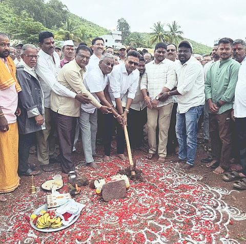 ಸುಳೇಭಾವಿ ಗ್ರಾಮದಲ್ಲಿ ವೀರ ಮದಕರಿ ನಾಯಕ ಪ್ರತಿಮೆ ನಿರ್ಮಾಣಕ್ಕೆ ಎಂಎಲ್‌ಸಿ ಚನ್ನರಾಜ ಹಟ್ಟಿಹೊಳಿ ಚಾಲನೆ ನೀಡಿದರು. ಗ್ರಾಮದ ಪ್ರಮುಖರು ಉಪಸ್ಥಿತರಿದ್ದರು.