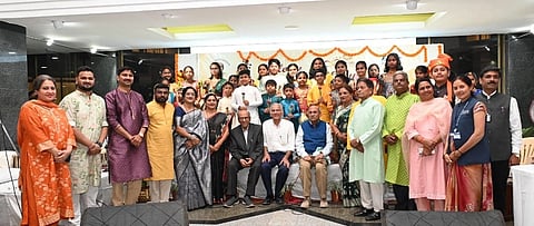 ಬೆಳಗಾವಿಯ ಕೆಎಲ್‌ಇ ಸಂಸ್ಥೆಯ ಡಾ. ಪ್ರಭಾಕರ ಕೋರೆ ಆಸ್ಪತ್ರೆ ಹಾಗೂ ಸಂಶೋಧನಾ ಕೇಂದ್ರದಲ್ಲಿ ಹಮ್ಮಿಕೊಂಡಿದ್ದ ಸಂಗೀತ ಕಾರ್ಯಕ್ರಮದಲ್ಲಿ ಡಾ.ಪ್ರಭಾಕರ ಕೋರೆ, ಡಾ.ಎಚ್.ಬಿ.ರಾಜಶೇಖರ, ಡಾ.ರಾಜೇಂದ್ರ ಭಾಂಡನ್ಕರ್, ಪಂ.ರಾಜಾರಾಮ ಅಂಬರ್ಡೇಕರ, ಡಾ.ಸುನೀತಾ ಪಾಟೀಲ, ಡಾ.ದುರ್ಗಾ ನಾಡಕರ್ಣಿ ಇತರರಿದ್ದರು.
