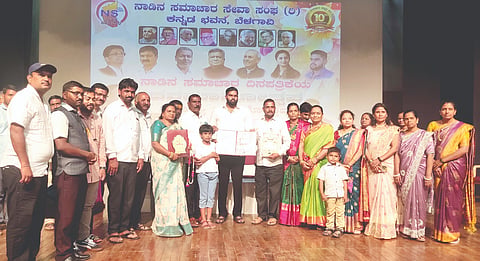 ಬೆಳಗಾವಿಯಲ್ಲಿ ಹಮ್ಮಿಕೊಂಡಿದ್ದ ಕಾರ್ಯಕ್ರಮದಲ್ಲಿ ಶಿಂದಿಕುರಬೇಟ ಕೆಜಿಎಸ್ ಶಾಲೆಗೆ ರಾಜ್ಯ ಮಟ್ಟದ ಅತ್ಯುತ್ತಮ ಪ್ರಶಸ್ತಿಯನ್ನು ಯುವ ಮುಖಂಡ ಸರ್ವೋತ್ತಮ ಜಾರಕಿಹೊಳಿ ಪ್ರದಾನ ಮಾಡಿದರು. ವಿಜಯಾ ವಿಷ್ಣುಭಟ್, ವೀಣಾ ಪಾಟೀಲ, ಎಬೆನೇಜರ್ ಕರಬನ್ನವರ ಇತರರಿದ್ದರು.