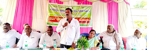 ಡಿ.ಹಲಸಹಳ್ಳಿಯ ವಿವಿಧೋದ್ದೇಶ ಪ್ರಾಥಮಿಕ ಗ್ರಾಮೀಣ ಕೃಷಿ ಸಹಕಾರ ಸಂಘದ ವಾರ್ಷಿಕ ಸಭೆಯಲ್ಲಿ ಎಂಡಿಸಿಸಿ ಬ್ಯಾಂಕ್ ಮಳವಳ್ಳಿ ಶಾಖೆ ಮೇಲ್ವಿಚಾರಕ ಎಚ್.ಪುಟ್ಟರಾಜು ಮಾತನಾಡಿದರು. ಕೆ.ಗೀತಾ, ಜಯರಾಮೇಗೌಡ, ಎಚ್.ಸಿದ್ದಾಚಾರಿ, ಡಿ.ಎಫ್.ಫಾರೂಕ್ ಪಾಷಾ, ಸಿ.ದೊಡ್ಡಸ್ವಾಮಿ, ಮಾದಪ್ಪ, ನಾಗರಾಜು ಇತರರು ಇದ್ದರು.