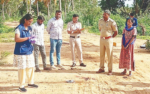 ಕೊಲೆ ನಡೆದ ಸ್ಥಳವನ್ನು ಸೋಕೋ ಅಧಿಕಾರಿಗಳು ಮತ್ತು ಪೊಲೀಸ್ ಸಿಬ್ಬಂದಿ ಪರಿಶೀಲಿಸುತ್ತಿರುವ  ಚಿತ್ರ.