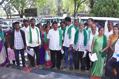 ಜಿಲ್ಲೆಯ ರೈತರು ಹಾಗೂ ಬಡ ಜನರು ಎದುರಿಸುತ್ತಿರುವ ಅನೇಕ ಸಮಸ್ಯೆಗಳಿಗೆ ತಕ್ಷಣ ಪರಿಹಾರ ನೀಡಬೇಕೆಂದು ಆಗ್ರಹಿಸಿ ಕರ್ನಾಟಕ ರಾಜ್ಯ ರೈತ ಸಂಘ ಹಾಗೂ ಹಸಿರು ಸೇನೆ ವತಿಯಿಂದ ಪ್ರತಿಭಟನೆ ನಡೆಸಿ ಜಿಲ್ಲಾಧಿಕಾರಿಗೆ ಮನವಿ ಸಲ್ಲಿಸಿದರು.