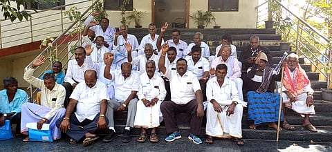 ಕಲ್ಲೋಡೆಬೋರೆ ಕಾವಲು ವ್ಯಾಪ್ತಿಯಲ್ಲಿ ಅಕ್ರಮವಾಗಿ ಕಲ್ಲುಗಣಿಗಾರಿಕೆ ನಡೆಸಲಾಗುತ್ತಿದೆ ಎಂದು ಆರೋಪಿಸಿ, ಹಿರಿಯ ಭೂ ವಿಜ್ಞಾನ ಇಲಾಖೆ ಕಚೇರಿ ಮುಂದೆ ಹಳ್ಳಿಮೈಸೂರು ಹೋಬಳಿ ಸಿ. ಹಿಂದಲಹಳ್ಳಿ ಗ್ರಾಮಸ್ಥರು ಇತ್ತೀಚೆಗೆ ಪ್ರತಿಭಟನೆ ನಡೆಸಿದರು.