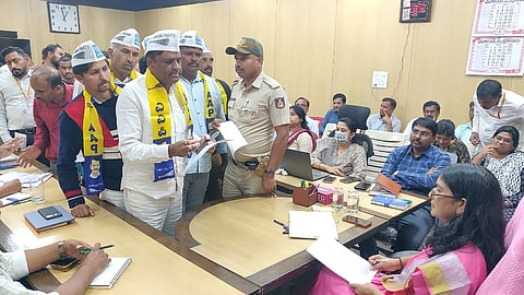 ಮಹಾನಗರ ಪಾಲಿಕೆ ಇಂಜಿನಿಯರ್ ವಿರುದ್ಧ ಅಮ್ ಆದ್ಮಿ ಪಾರ್ಟಿ ರಾಜ್ಯ ಉಪಾಧ್ಯಕ್ಷ ಅಗಿಲೆ ಯೋಗೀಶ್ ಆರೋಪಿಸಿ ಜಿಲ್ಲಾಧಿಕಾರಿ ಕೆ.ಎಸ್. ಲತಾಕುಮಾರಿ ಅವರಿಗೆ ದೂರು ಸಲ್ಲಿಸಿದರು. ಆನಂದ್, ಮಧು, ವಿಕ್ರಂ, ಮಂಜುನಾಥ್ ಇತರರಿದ್ದರು.
