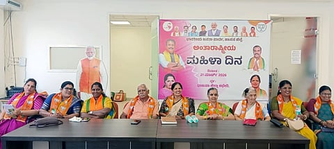 ಹಾಸನ ನಗರದ ಜಿಲ್ಲಾ ಬಿಜೆಪಿ ಕಚೇರಿಯಲ್ಲಿ ಬಿಜೆಪಿ ಮಹಿಳಾ ಮೋರ್ಚಾ ಘಟಕದಿಂದ ಅಂತಾರಾಷ್ಟ್ರೀಯ ಮಹಿಳಾ ದಿನ ಕಾರ್ಯಕ್ರಮ ಹಮ್ಮಿಕೊಳ್ಳಲಾಗಿತ್ತು. ಪ್ರತಿಭಾ ಮಂಜುನಾಥ್, ನೇತ್ರಾವತಿ ಮಂಜುನಾಥ್, ಸಿದ್ದೇಶ್ ನಾಗೇಂದ್ರ, ಅಮಿತ್ ಶೆಟ್ಟಿ, ಇಂದಿರಾ ನಾಗರಾಜು, ಅಂಬಿಕಾ, ಚೈತ್ರಗೌಡ, ವಿಜಯಲಕ್ಷ್ಮೀ ಅಂಜನಪ್ಪ ಇತರರಿದ್ದರು.