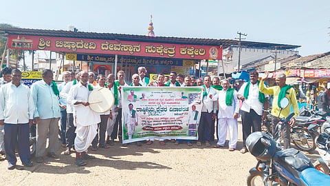 ಕಕ್ಕೇರಿ ಗ್ರಾಮದಲ್ಲಿ ರೈತ ದಿನ ಆಚರಿಸಲಾಯಿತು. ರಾಮಾನಂದ ಸ್ವಾಮೀಜಿ, ಕಿಶೋರ ಮಿಠಾರಿ, ರವಿರಾಜ ಕಂಬಳಿ, ಸುರೇಶ ತಿಗಡಿ, ಕೊಟ್ರೇಶ ಹಿರೇಮಠ ಇತರರಿದ್ದರು.