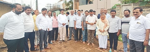 ಚನ್ನಮ್ಮನ ಕಿತ್ತೂರಲ್ಲಿ ವಿವಿಧ ಅಭಿವೃದ್ಧಿ ಕಾಮಗಾರಿಗಳಿಗೆ ಶಾಸಕ ಬಾಬಾಸಾಹೇಬ ಪಾಟೀಲ ಚಾಲನೆ ನೀಡಿದರು. ಜೈಸಿದ್ಧರಾಮ ಮಾರಿಹಾಳ, ಮಲ್ಲಯ್ಯ ಹಿರೇಮಠ, ವೆಂಕಟೇಶ ಕಾಮಣ್ಣವರ,ಕೃಷ್ಣ ಬಾಳೇಕುಂದರಗಿ, ಶಂಕರ ಬಡಿಗೇರ ಇತರರಿದ್ದರು.