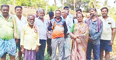 ಕಿಕ್ಕೇರಿ ಹೋಬಳಿ ದಬ್ಬೇಘಟ್ಟ ವ್ಯಾಪ್ತಿಯಲ್ಲಿ ಮೋಟಾರ್‌ಗಳ ತಾಮ್ರದ ತಂತಿಯನ್ನು ಕಳವು ಮಾಡುತ್ತಿರುವ ಆರೋಪಿಗಳನ್ನು ಬಂಧಿಸುವಂತೆ ರೈತರು ಆಗ್ರಹಿಸಿದರು. ಮಂಜೇಗೌಡ, ಪುಟ್ಟೇಗೌಡ, ಬಾಲು, ಸೋಮೇಗೌಡ ಇತರರು ಇದ್ದರು.