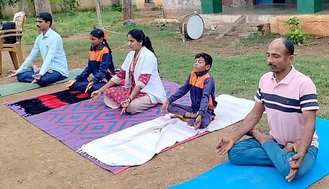 ಕಿಕ್ಕೇರಿ ಹೋಬಳಿಯ ಊಗಿನಹಳ್ಳಿ ಗ್ರಾಮದ ಸರ್ಕಾರಿ ಹಿರಿಯ ಪ್ರಾಥಮಿಕ ಪಾಠಶಾಲೆಯಲ್ಲಿ ಯೋಗ ದಿನ ಆಚರಿಸಲಾಯಿತು. ವೆಂಕಟೇಶ್, ಪುಟ್ಟೇಗೌಡ, ಅನುಷಾ, ಶಿಲ್ಪಾ ಮತ್ತಿತರರಿದ್ದರು.