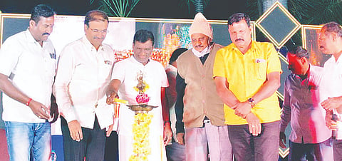 ಕಿಕ್ಕೇರಿ ಹೋಬಳಿ ಆನೆಗೊಳ ಗ್ರಾಮದ ಆದಿಚುಂಚನಗಿರಿ ಪ್ರೌಢಶಾಲೆಯಲ್ಲಿ ಹಮ್ಮಿಕೊಂಡಿದ್ದ ಶಾಲಾ ವಾರ್ಷಿಕೋತ್ಸವ ಕಾರ್ಯಕ್ರಮವನ್ನು ಸಂಸ್ಥೆ ಕಾರ್ಯದರ್ಶಿ ಜೆ.ಎನ್. ರಾಮಕೃಷ್ಣೇಗೌಡ ಉದ್ಘಾಟಿಸಿದರು. ಮಲ್ಲಿಕಾರ್ಜುನ, ಬಿ.ಎಸ್. ಮಂಜುನಾಥ್, ಎ.ಆರ್. ಮಂಜುನಾಥ್ ಉಪಸ್ಥಿತರಿದ್ದರು.   