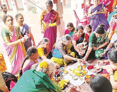 ಕಿಕ್ಕೇರಿಯ ಕಿಕ್ಕೇರಮ್ಮ ದೇಗುಲದಲ್ಲಿ ಸೋಮವಾರ ಆಯೋಜಿಸಿದ್ದ ಪಂಚಮಿ ಪೂಜೆಯಲ್ಲಿ ಮಹಿಳೆಯರು ಲಲಿತ ಸಹಸ್ರನಾಮಾವಳಿ ಪಠಣೆ ಮಾಡಿದರು .