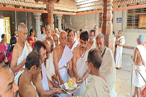 ಕಳಸದ ಮುನ್ನೂರ್‌ಪಾಲ್ ಕುಟುಂಬದಲ್ಲಿ ಸೂತಕ ಕೈಬಿಡುವ ಐತಿಹಾಸಿಕ ನಿರ್ಣಯ ಮಾಡುತ್ತಿರುವುದು.
