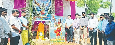 ಕನಕಗಿರಿ ಭಗೀರಥ ವೃತ್ತದಲ್ಲಿ ಭಗೀರಥ ಜಯಂತಿ ಆಚರಿಸಲಾಯಿತು. ತಹಸೀಲ್ದಾರ್ ವಿಶ್ವನಾಥ ಮುರುಡಿ, ಸಿಡಿಪಿಒ ವಿರೂಪಾಕ್ಷಿ, ಪ್ರಮುಖರಾದ ಸುರೇಶ ಪೂಜಾರ, ವೆಂಕೋಬ ಪೂಜಾರ ಇತರರಿದ್ದರು.