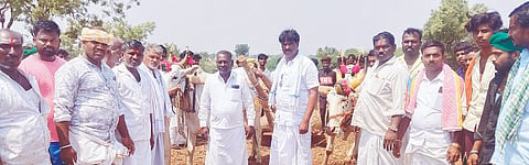 ಕನಕಗಿರಿ ತಾಲೂಕಿನ ಮಲ್ಲಿಗೆವಾಡ ಗ್ರಾಮದಲ್ಲಿ ದಿಂಡಿನ ಮೇಲೆ ಉಸುಕಿನ ಚೀಲ ಎಳೆಯುವ ಸ್ಪರ್ಧೆಗೆ ರಾಜ್ಯ ರೈತ ಸಂಘ ಹಾಗೂ ಹಸಿರು ಸೇನೆ ಜಿಲ್ಲಾಧ್ಯಕ್ಷ ಮುದಿಯಪ್ಪ ನಾಯಕ ಮಲ್ಲಿಗೆವಾಡ, ಮುಖಂಡ ಶರಣಪ್ಪ ನವಲಳ್ಳಿ ಚಾಲನೆ ನೀಡಿದರು. ಶರಣಪ್ಪ ಹೆಬ್ಬುಲಿ, ತಿರುಪತಿ ಏಳುಬೆಂಚಿ, ರಾಮಸ್ವಾಮಿ ವಾಲೇಕಾರ ಇತರರಿದ್ದರು.