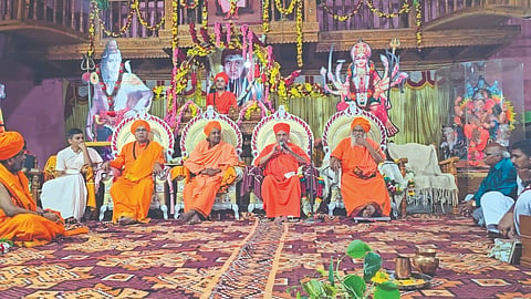 ಮಮದಾಪುರ ಗ್ರಾಮದ ಮೌನ ಮಲ್ಲಿಕಾರ್ಜುನ ಶಿವಯೋಗೀಶ್ವರ ಮಹಾಮಠದಲ್ಲಿ ಹಮ್ಮಿಕೊಂಡಿದ್ದ ಪ್ರವಚನ ಮಂಗಲೋತ್ಸವ ಕಾರ್ಯಕ್ರಮದಲ್ಲಿ ಮಲ್ಲಿಕಾರ್ಜುನ ಸ್ವಾಮೀಜಿ ಮಾತನಾತನಾಡಿದರು. ಗೌರಿಶಂಕರ ಶಿವಾಚಾರ್ಯರು, ಮೌನ ಮಲ್ಲಿಕಾರ್ಜುನ ಶಿವಯೋಗಿಗಳು, ಗೌರಿಶಂಕರ ಶಿವಾಚಾರ್ಯರು ಇತರರಿದ್ದರು.