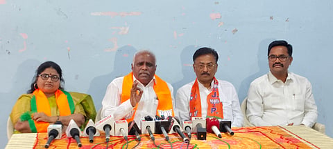 ಬೆಳಗಾವಿ ನಗರದಲ್ಲಿ ಶುಕ್ರವಾರ ಸುದ್ದಿಗೋಷ್ಠಿಯಲ್ಲಿ ಈರಣ್ಣಾ ಕಡಾಡಿ ಮಾತನಾಡಿದರು. ಹಣಮಂತ ಕೊಂಗಾಲಿ, ಗೀತಾ ಸುತಾರ ಇತರರಿದ್ದರು.