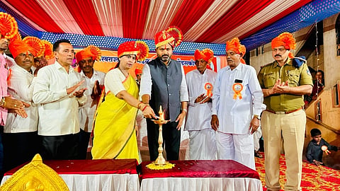 ಬೆಳಗಾವಿ ತಾಲೂಕಿನ ಕೊಂಡಸಕೊಪ್ಪ ಗ್ರಾಮದಲ್ಲಿ ಛತ್ರಪತಿ ಶಿವಾಜಿ ಮಹಾರಾಜ ಮೂರ್ತಿ ಲೋಕಾರ್ಪಣೆ ಕಾರ್ಯಕ್ರಮವನ್ನು ಸಚಿವೆ ಲಕ್ಷ್ಮೀ ಹೆಬ್ಬಾಳ್ಕರ್, ಚನ್ನರಾಜ ಹಟ್ಟಿಹೊಳಿ ಉದ್ಘಾಟಿಸಿದರು. ಅರ್ಜುನಗೌಡ ಪಾಟೀಲ, ಮಡಿವಾಳ ಪಾಟೀಲ, ದೇವೇಂದ್ರ ದೇವತಕಟ್ಟಿ ಇತರರಿದ್ದರು.