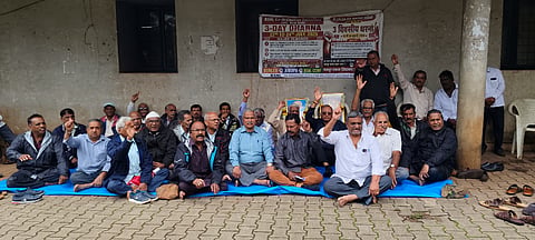 ಬೆಳಗಾವಿ ನಗರದ ಬಿಎಸ್‌ಎನ್‌ಎಲ್ ಕಚೇರಿ ಆವರಣದಲ್ಲಿ  ಗುರುವರ ನೌಕರರು, ಪಿಂಚಣಿದಾರರು, ಗುತ್ತಿಗೆ ಕಾರ್ಮಿಕರು ಪ್ರತಿಭಟನೆ ನಡೆಸಿದರು. ರಾಮು ತಟಪಟ್ಟಿ, ಎಸ್.ವಿ. ಪಾಟೀಲ, ಎಸ್.ಎಸ್.ಸಾರಾಪುರೆ, ಅರವಿಂದ ಕವಲಗಿ  ಇತರರಿದ್ದರು.