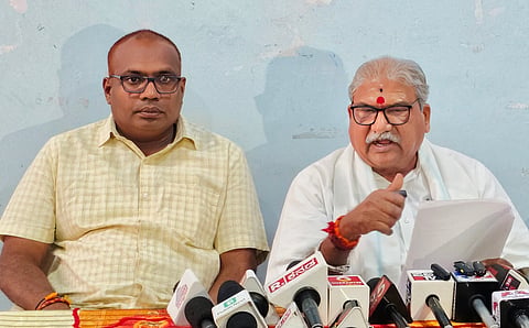ಕನ್ನಡ ಸಾಹಿತ್ಯ ಭವನದಲ್ಲಿ ಶುಕ್ರವಾರ ಸುದ್ದಿಗೋಷ್ಠಿಯಲ್ಲಿ ಭೀಮಪ್ಪ  ಗಡಾದಮಾತನಾಡಿದ 