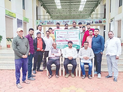 ಬೈಲಹೊಂಗಲ ತಾಲೂಕಿನ ಮತ್ತಿಕೊಪ್ಪ ಐಸಿಎಆರ್ ಕೆಎಲ್‌ಇ ಕೃಷಿ ವಿಜ್ಞಾನ ಕೇಂದ್ರಕ್ಕೆ ಮಹಾರಾಷ್ಟ್ರದ ರೈತರ ನಿಯೋಗ ಭೇಟಿ ನೀಡಿತು. ಡಾ.ಮಂಜುನಾಥ ಚೌರಡ್ಡಿ, ಅಭಿನಂದನ ಕರಾಡ, ಪ್ರಮೋದ ಅಹಿರೆ, ಡಾ.ಗುರುರಾಜ ಕೌಜಲಗಿ ಇತರರಿದ್ದರು.