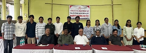 ಬೆಳಗಾವಿ ನಗರದಲ್ಲಿ ಗುರುವಾರ ಸಮಾಜದ ಅರ್ಹ ವಿದ್ಯಾರ್ಥಿಗಳಿಗೆ ಸಹಾಯಧನದ ಚೆಕ್ ವಿತರಣೆ ಕಾರ್ಯಕ್ರಮ ಜರುಗಿತು. ರಾಮ ಭಂಡಾರೆ,ಭರತ ದೇಶಪಾಂಡೆ, ವಿಲಾಸ ಬಾದಾಮಿ, ವಿಲಾಸ ಜೋಶಿ ಇತರರಿದ್ದರು.