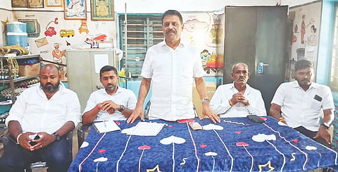 ನಂಜರಾಯಪಟ್ಟಣದ ಮಹಿಳಾ ಸಮಾಜದಲ್ಲಿ ನಡೆದ ಬಿಜೆಪಿ ಶಕ್ತಿ ಕೇಂದ್ರದ ಕಾರ್ಯಕರ್ತರ ಸಭೆಯಲ್ಲಿ ಮಾಜಿ ಸಚಿವ ಎಂ.ಪಿ. ಅಪ್ಪಚ್ಚು ರಂಜನ್ ಮಾತನಾಡಿದರು. ಗೌತಮ್, ಆರ್.ಕೆ. ಚಂದ್ರು, ಮಾವಾಜಿ ರವಿ, ನವೀನ್ ಇದ್ದರು.