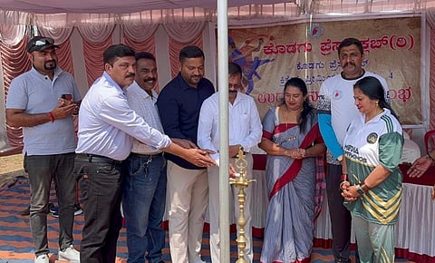 ಕೊಡಗು ಪ್ರೆಸ್ ಕ್ಲಬ್ ವತಿಯಿಂದ ಆಯೋಜಿಸಿದ್ದ ನಾಲ್ಕನೇ ವರ್ಷದ ಕ್ರಿಕೆಟ್ ಪ್ರೀಮಿಯರ್ ಲೀಗ್ ಪಂದ್ಯಾವಳಿಯನ್ನು ಫೀ.ಮಾ. ಕೆ.ಎಂ. ಕಾರ್ಯಪ್ಪ ಕಾಲೇಜು ಪ್ರಾಂಶುಪಾಲ ಪ್ರೊ.ಮೇ.ಬಿ.ರಾಘವ ಉದ್ಘಾಟಿಸಿದರು. ಶಾಹೀರ್, ಬಿ.ಜಿ.ಮೋಹನ್‌ಗೌಡ, ಸವಿತಾ ರೈ, ಶಶಿಕಲಾ ಮತ್ತಿತರರು ಇದ್ದರು.