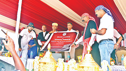  ಚೀಯಕಪೂವಂಡ ಕುಟುಂಬಸ್ಥರ ವತಿಯಿಂದ ಆಯೋಜಿಸಿದ್ದ 5ನೇ ವರ್ಷದ ಕೊಡವ ಕೌಟುಂಬಿಕ ಹಗ್ಗಜಗ್ಗಾಟ (ಕೇರ್ ಬಲಿ ನಮ್ಮೆ) ಪಂದ್ಯಾವಳಿ ಉದ್ಘಾಟನೆ ವೇಳೆ ಶಾಸಕ ಅಜ್ಜಿಕುಟ್ಟಿರ ಎಸ್.ಪೊನ್ನಣ್ಣ ಕ್ರೀಡಾಕೂಟದ ವೆಬ್‌ಸೈಟ್ ಅನಾವರಣಗೊಳಿಸಿದರು. ಚೆಪ್ಪುಡಿರ ಅರುಣ್ ಮಾಚಯ್ಯ, ಪೊನ್ನೊಲತಂಡ ಕಿರಣ್ ಪೊನ್ನಪ್ಪ, ಚೀಯಕಪೂವಂಡ ಕೆ.ಬೋಪಣ್ಣ, ಮುಂಡಂಡ ನಾಣಯ್ಯ ಮತ್ತಿತರರು ಇದ್ದರು.   