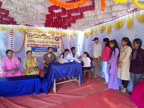 ಕುಶಾಲನಗರದ ಸರ್ಕಾರಿ ಪಾಲಿಟೆಕ್ನಿಕ್ ಕಾಲೇಜಿನ ರಾಷ್ಟ್ರೀಯ ಸೇವಾ ಯೋಜನಾ ಘಟಕದ ವತಿಯಿಂದ ಮದಲಾಪುರ ಗ್ರಾಮದಲ್ಲಿ ಆಯೋಜಿಸಿದ್ದ ವಾರ್ಷಿ ವಿಶೇಷ ಶಿಬಿರದಲ್ಲಿ ಶಿಬಿಬಿರಾರ್ಥಿಳ ಆರೋಗ್ಯ ತಪಾಸಣೆ ನಡೆಸಲಾಯಿತು. ಡಾ. ದೀಪಿಕಾ ಮೂರ್ತಿ, ಕೆ.ಪಿ. ವಿನಯ್, ಜಿ. ಜಯಣ್ಣ, ಎಂ. ರೇಣುಕಾ, ಕವಿತಾ ಇದ್ದರು.