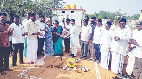 ಆಮದಿಹಾಳ ಗ್ರಾಮದ ಸರ್ಕಾರಿ ಹಿರಿಯ ಪ್ರಾಥಮಿಕ ಶಾಲೆಯಲ್ಲಿ ಕೊಠಡಿ ನಿರ್ಮಾಣ ಕಾಮಗಾರಿಗೆ ಎಂಎಲ್ಸಿ ಶರಣಗೌಡ ಪಾಟೀಲ್ ಬಯ್ಯಪುರ ಭೂಮಿಪೂಜೆ ನೆರವೇರಿಸಿದರು. 