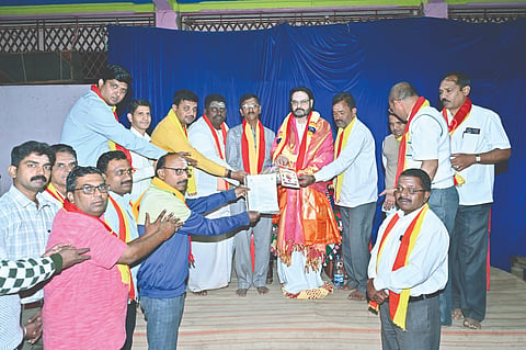ಚನ್ನಮ್ಮನ ಕಿತ್ತೂರು ತಾಲೂಕು ಕನ್ನಡ ಸಾಹಿತ್ಯ ಸಮ್ಮೇಳನದ ಸರ್ವಾಧ್ಯರಾಗಿ ಆಯ್ಕೆಯಾಗಿರುವ ಕಾದರವಳ್ಳಿ ಸೀಮಿಮಠದ ಡಾ.ಾಲಾ ಸ್ವಾಮೀಜಿ ಅವರಿಗೆ ಸಮ್ಮೇಳನದ ಆಮಂತ್ರಣ ನೀಡಲಾಯಿತು. ಎಸ್​.ಬಿ.ದಳವಾಯಿ, ಡಾ.ಜಗದೀಶ ಹಾರುಗೊಪ್ಪ, ಎಂ.ಎಸ್​.ಕಲ್ಮಠ ಇತರರಿದ್ದರು.
