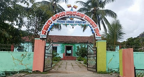 ಮೇಲುಕೋಟೆಯಲ್ಲಿ ಸರ್ಕಾರಿ ಪ್ರೌಢಶಾಲೆ ಮಂಜೂರಾಗಿರುವ 150 ವರ್ಷ ಪೂರೈಸಿದ ಶತಮಾನದ ಶಾಲೆ.