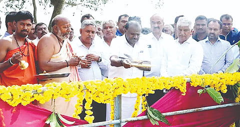 ಐತಿಹಾಸಿಕ ದಳವಾಯಿ ಕೆರೆಗೆ ಕೇಂದ್ರ ಸಚಿವ ಎಚ್.ಡಿ ಕುಮಾರಸ್ವಾಮಿ ಭಾನುವಾರ ಪೂಜೆ ಸಲ್ಲಿಸಿದರು. ಸಿಎಸ್ ಪುಟ್ಟರಾಜು, ಮನ್‌ಮುಲ್ ನಿರ್ದೇಶಕ ಕುಮಾರ್  ಇತರರು ಇದ್ದರು. 
