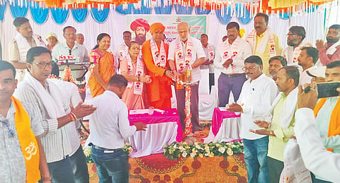 ಮುಂಡಗೋಡದ ಗಾಂಧಿನಗರದಲ್ಲಿ ಸೋಮವಾರ ಆಯೋಜಿಸಿದ್ದ ಸಂತ ಸೇವಾಲಾಲರ 287ನೇ ಜಯಂತ್ಯುತ್ಸವವನ್ನು ಶಾಸಕ ಶಿವರಾಮ ಹೆಬ್ಬಾರ ಉದ್ಘಾಟಿಸಿದರು. ನಿರಂಜನ ತಿಪ್ಪೇಶ್ವರ ಸ್ವಾಮಿಜಿ, ಶಂಕರ ಗೌಡಿ, ಜಿ. ಸುಮಾ, ಅಪ್ಪರಾವ್ ಕಲಶೆಟ್ಟಿ ಇತರರಿದ್ದರು.