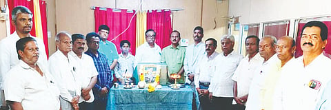 ಮಾನ್ವಿ ತಹಸಿಲ್ ಕಚೇರಿಯಲ್ಲಿ ಸೋಮವಾರ ದೇವರ ದಾಸಿಮಯ್ಯ ಜಯಂತಿ ಕಾರ್ಯಕ್ರಮದಲ್ಲಿ ತಹಸೀಲ್ದಾರ್ ಭೀಮರಾಯ ರಾಮಸಮುದ್ರ, ಪ್ರಮುಖರಾದ ಗುಮ್ಮ ಬಸವರಾಜ ವಕೀಲ, ಕೆ.ನರಸಿಂಹ, ಗಂಗಾಧರ ಮಸ್ಕಿ, ಜಿ.ಶಿವಕುಮಾರ ಇತರರಿದ್ದರು.