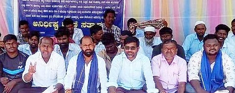 ಮಾನ್ವಿ ಪಟ್ಟಣದ ತಾಪಂ ಅವರಣದಲ್ಲಿ ಸೋಮವಾರ  ದಲಿತ ಸಂಘರ್ಷ ಸಮಿತಿ ಮುಖಂಡರು ಪ್ರತಿಭಟನೆ ನಡೆಸಿದರು. 