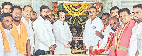ಮಾನ್ವಿ ಎಪಿಎಂಸಿ ಆವರಣದಲ್ಲಿರುವ ಉದ್ಭವ ಆಂಜನೇಯ ಸ್ವಾಮಿ ದೇವಸ್ಥಾನದ 23ನೇ ವಾರ್ಷಿಕೋತ್ಸವ ಅಂಗವಾಗಿ ಮಾಜಿ ಶಾಸಕ ರಾಜಾ ವೆಂಕಟಪ್ಪ ನಾಯಕ ವಿಶೇಷ ಪೂಜೆ ಸಲ್ಲಿಸಿದರು.