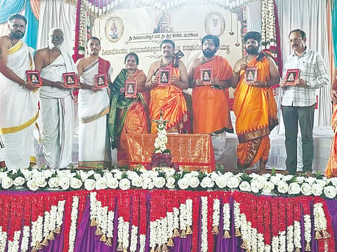 ಮುರಗೋಡದಲ್ಲಿ ಹಮ್ಮಿಕೊಂಡಿದ್ದ ಕಾರ್ಯಕ್ರಮದಲ್ಲಿ ಶಿವ ಚಿದಂಬರ ನಾಮಾವಳಿ ಪುಸ್ತಕ ಬಿಡುಗಡೆಗೊಳಿಸಲಾಯಿತು. ದತ್ತಪ್ಪಯ್ಯ ಸ್ವಾಮೀಜಿ, ಮಹಾಂತೇಶ ಕೌಜಲಗಿ,  ಡಾ. ನಾಗೇಶ ಭಟ್​ ಇತರರಿದ್ದರು.
