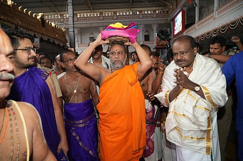 ಮಂತ್ರಾಲಯದಲ್ಲಿ  ಶ್ರೀರಾಘವೇಂದ್ರ ಗುರು ವೈಭವೋತ್ಸವದಲ್ಲಿ ಸೋಮವಾರ ತಿರುಪತಿಯಿಂದ ತರಲಾದ ವೆಂಕಟೇಶ್ವರ ದೇವರ ಶೇಷ ವಸ್ತ್ರವನ್ನು ಪೀಠಾಧಿಪತಿ ಶ್ರೀಸುಬುಧೇಂದ್ರ ತೀರ್ಥರು ಶಿರದಲ್ಲಿ ಹೊತ್ತು ತಂದು ರಾಯರ ಮೂಲ ಬೃಂದಾವನಕ್ಕೆ ಸಮರ್ಪಿಸಿದರು. ಕೇಂದ್ರ ಸಚಿವ ಎಚ್. ಡಿ.ಕುಮಾರಸ್ವಾಮಿ ಇದ್ದರು.