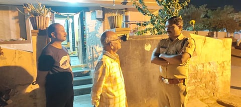 ರಾಯಚೂರಿನ ಸಿಯಾತಲ ಬಡಾವಣೆಯಲ್ಲಿ ಹಿರಿಯ ನಾಗರಿಕರ ಮನೆಗಳಿಗೆ ಭಾನುವಾರ ಡಿವೈಎಸ್ಪಿ ಶಾಂತವೀರ ಈ. ಭೇಟಿ ನೀಡಿದರು.