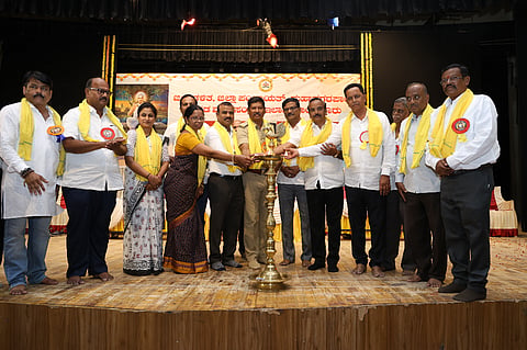 ರಾಯಚೂರಿನ ಪಂ.ಸಿದ್ದರಾಮ ಜಂಬಲದಿನ್ನಿ ರಂಗಮಂದಿರದಲ್ಲಿ ಸೋಮವಾರ ಶ್ರೀ ದೇವರ ದಾಸಿಮಯ್ಯ ಜಯಂತಿ ಕಾರ್ಯಕ್ರಮಕ್ಕೆ ಎಎಸ್ಪಿ ಕುಮಾರಸ್ವಾಮಿ ಚಾಲನೆ ನೀಡಿದರು.  ಪಾಲಿಕೆಯ ಸದಸ್ಯ ಕಾರ್ಯದರ್ಶಿ ಕೃಷ್ಣಾ ಶಾವಂತಗೇರಾ, ಸಾಹಿತಿ ರಮೇಶಬಾಬು ಯಾಳಗಿ, ಕನ್ನಡ ಮತ್ತು ಸಂಸ್ಕೃತಿ ಇಲಾಖೆಯ ಸಹಾಯಕ ನಿರ್ದೇಶಕಿ ಉತ್ತರಾದೇವಿ, ಸಮಾಜದ ಪ್ರಮುಖರಾದ ಜಿ.ನಾಗರಾಜ ಮಾನವಿ, ದೊಡ್ಡ ಈರಣ್ಣ, ಉದಯ ಕುಮಾರ, ಹೆಚ್. ವೆಂಕಟೇಶ, ಮೈಕಲ್ ಬಾಬು, ದತ್ತಾತ್ರೇಯ, ವಿಠ್ಠಲ್, ಪುಷ್ಪವಂತಿ, ನಾಗರಾಜ್, ಶ್ರೀನಿವಾಸ ಕೆ.ಎನ್. ಇದ್ದರು.