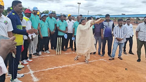 ರಾಯಚೂರಿನ ಮಹಾತ್ಮ ಗಾಂಧಿ ಜಿಲ್ಲಾ ಕ್ರೀಡಾಂಗಣದಲ್ಲಿ ಮಂಗಳವಾರ ಕರ್ನಾಟಕ ಕಾರ್ಯನಿರತ ಪತ್ರಕರ್ತರ ಸಂಘದ ಜಿಲ್ಲಾ ಘಟಕದಿಂದ ಪತ್ರಿಕಾ ದಿನಾಚರಣೆ ಅಂಗವಾಗಿ ಪತ್ರಕರ್ತರಿಗಾಗಿ ಆಯೋಜಿಸಿದ್ದ ಜಿಲ್ಲಾ ಮಟ್ಟದ ಕ್ರಿಕೆಟ್ ಪಂದ್ಯಾವಳಿಗೆ ಜಿಲ್ಲಾಧಿಕಾರಿ ಪೂವಿತಾ ಎಸ್. ಚಾಲನೆ ನೀಡಿದರು, ಕ್ರೀಡಾ ಅಧಿಕಾರಿ ವಿರೇಶ ನಾಯಕ, ಸಂಘದ ಜಿಲ್ಲಾಧ್ಯಕ್ಷ ಆರ್. ಗುರುನಾಥ್, ರಾಜ್ಯ ಸಮಿತಿ ಸದಸ್ಯ ಬಸವರಾಜ ನಾಗಡದಿನ್ನಿ, ಜಿಲ್ಲಾ  ಪ್ರಧಾನ ಕಾರ್ಯದರ್ಶಿ  ಸಿದ್ದಯ್ಯಸ್ವಾಮಿ ಕುಕನೂರು, ರಾಯಚೂರು ರಿಪೋರ್ಟಸ್ ಗಿಲ್ಡ್ ಅಧ್ಯಕ್ಷ ವಿಜಯ ಜಾಗಟಗಲ್, ಪತ್ರಕರ್ತರಾದ ಶಿವಮೂರ್ತಿ ಹಿರೇಮಠ, ಭೀಮರಾಯ ಹದ್ದಿನಾಳ, ದತ್ತು ಸರ್ಕೀಲ್, ಶಿವಪ್ಪ ಮಡಿವಾಳ ಇದ್ದರು.